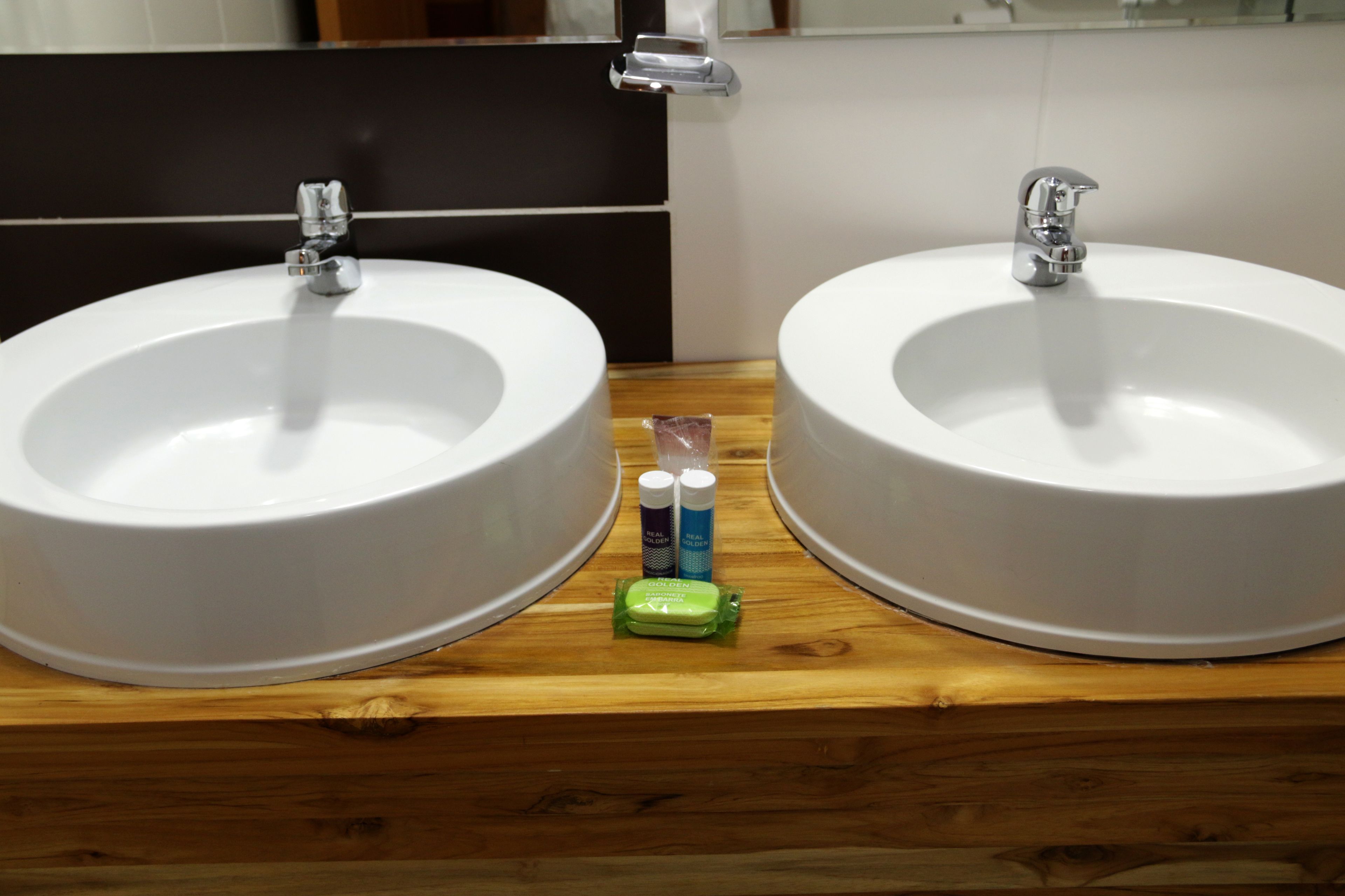 panoramic suite (master) | bathroom | free toiletries, hair dryer, towels