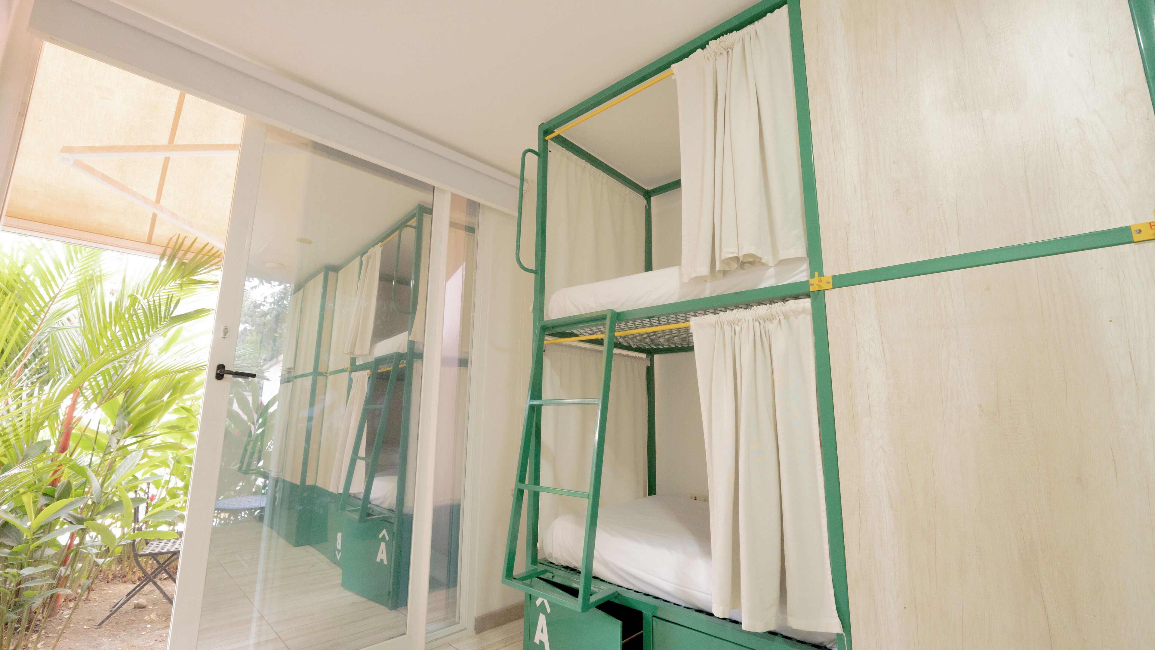 Tallelokero huoneessa, ilmainen Wi-Fi, vuodevaatteet