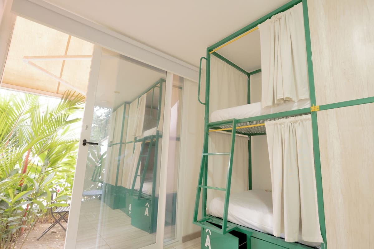 Tallelokero huoneessa, ilmainen Wi-Fi, vuodevaatteet