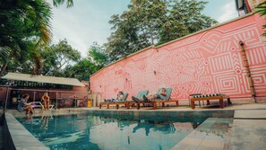Piscine extérieure, parasols de plage, chaises longues