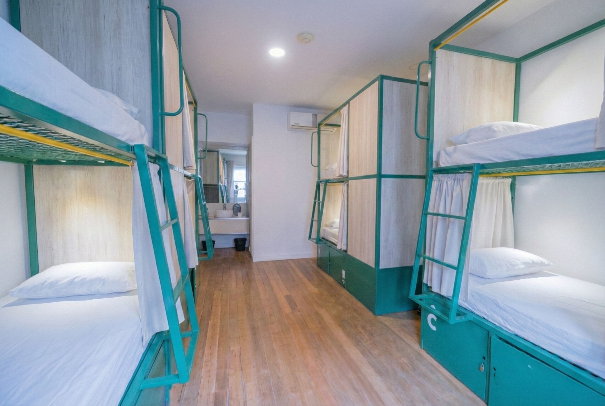 Slaapzaal, gemeenschappelijke badkamer (8 beds for women only) | Een kluis op de kamer, gratis wifi, beddengoed