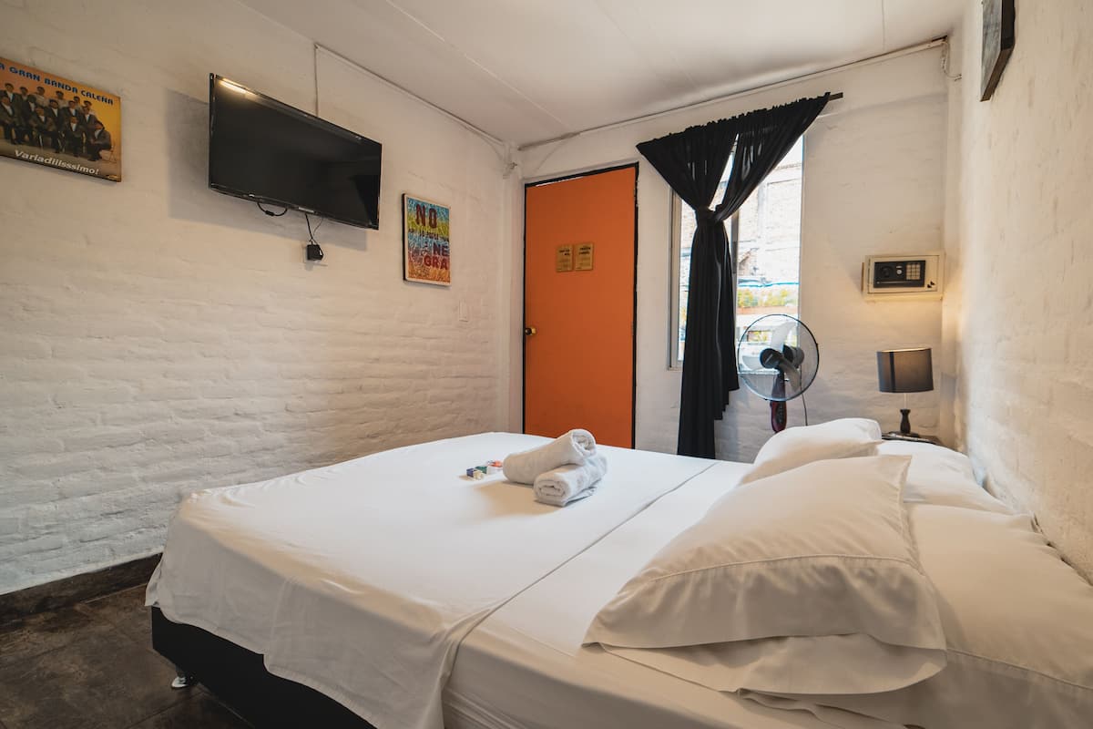 In-room safe, free WiFi, bed sheets