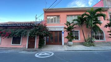 Vista frontal de la propiedad