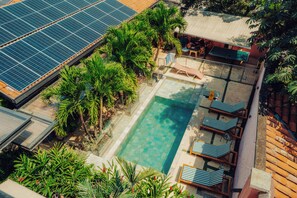 Outdoor pool, open 7:00 AM to 10:00 PM, pool umbrellas, sun loungers - Viajero Cali Hostel & Salsa School (Cali)