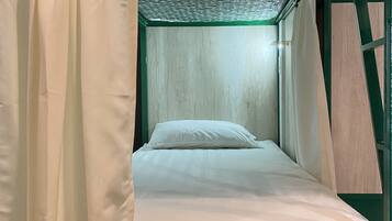Caja de seguridad en la habitación, wifi gratis y ropa de cama