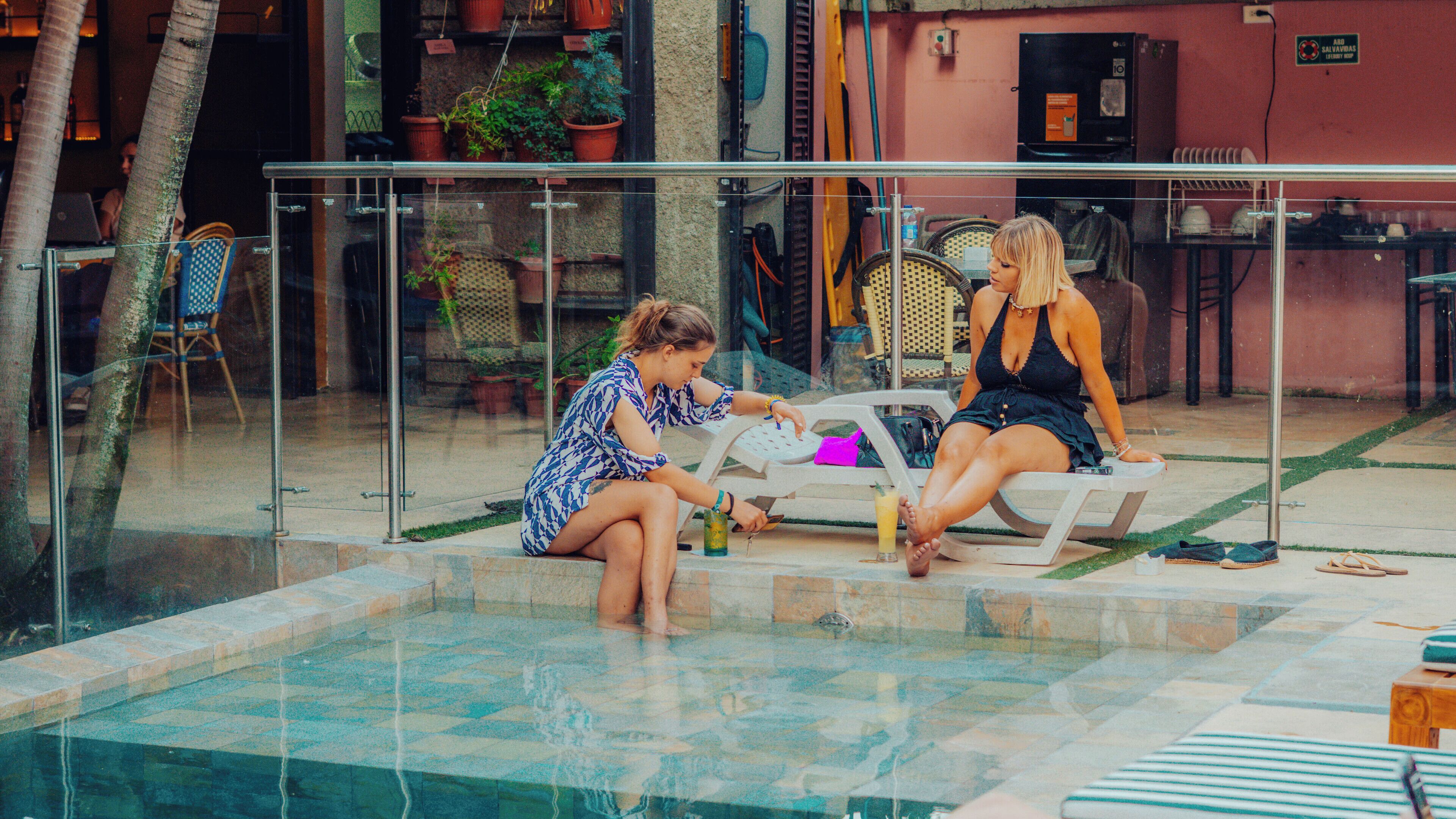 Alberca al aire libre, sombrillas en la alberca y camastros 