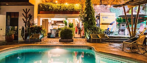 Una piscina al aire libre (de 07:00 a 22:00), sombrillas, tumbonas