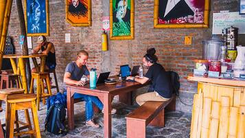 Desayuno buffet (COP 20000 por persona)