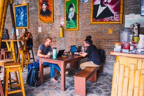 每日供應吃到飽早餐 (每人 COP20000)