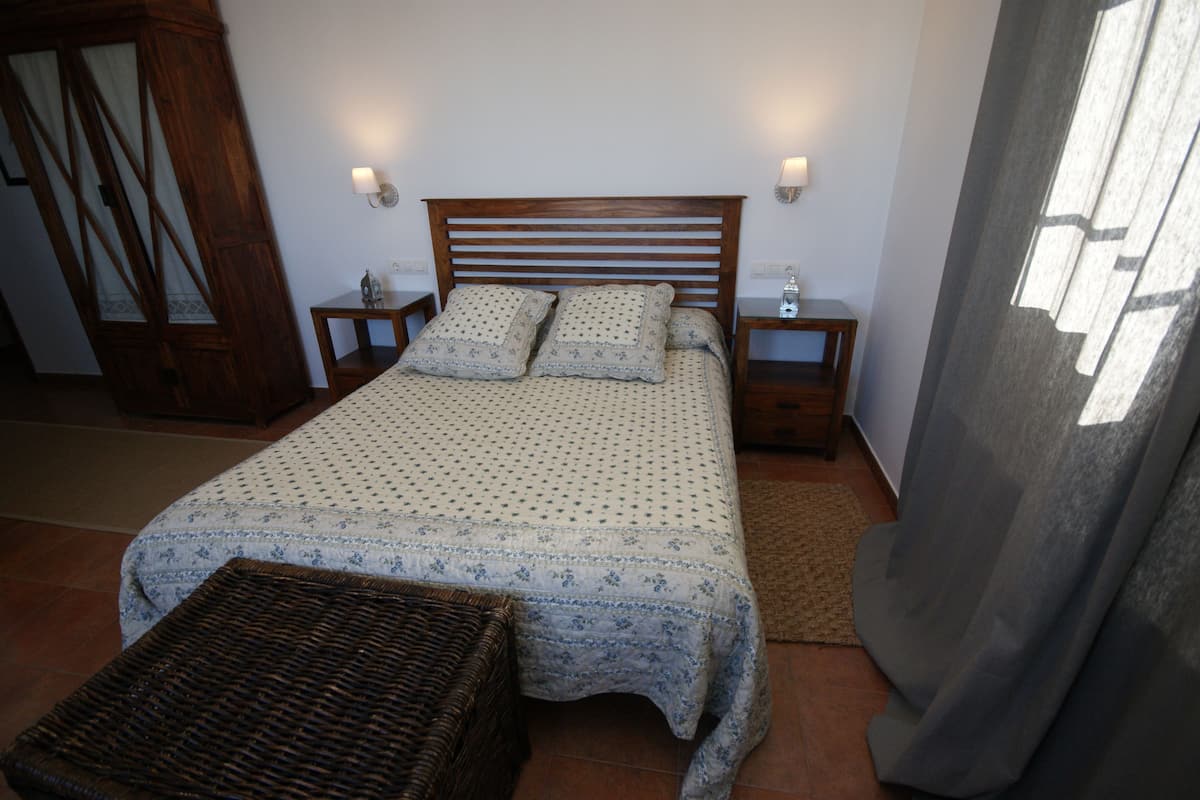 Escritorio, cortinas blackout, cunas y wifi gratis