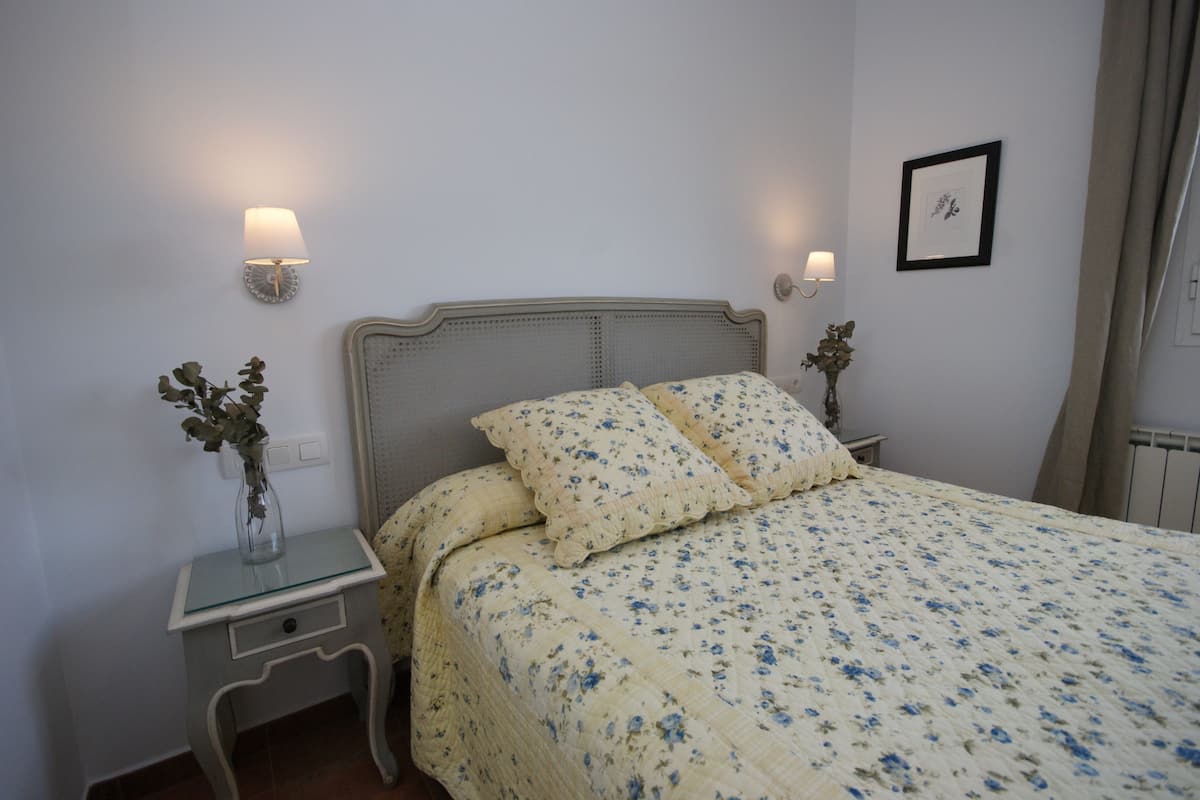 Escritorio, cortinas blackout, cunas y wifi gratis