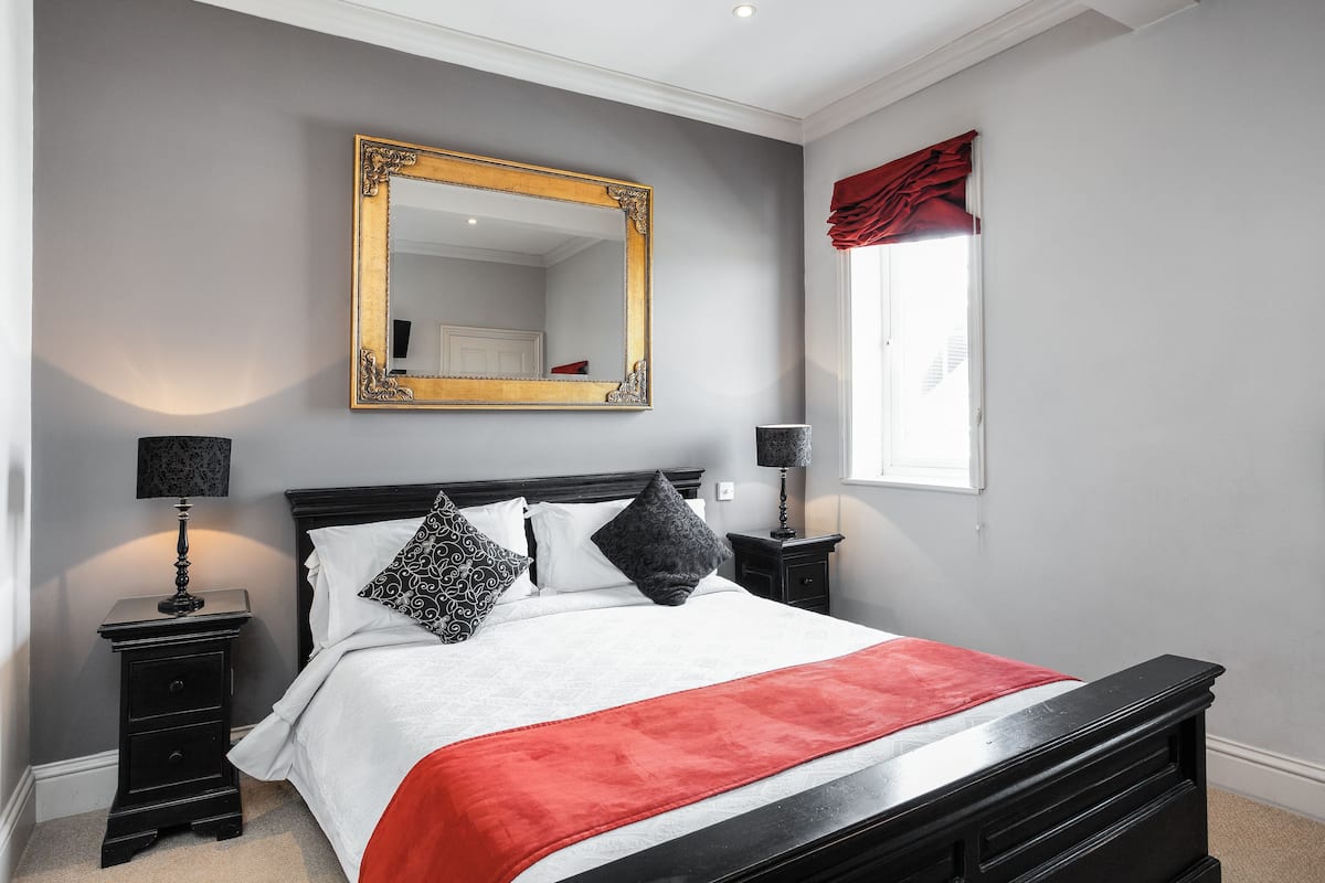 Habitación doble de lujo, 1 cama King size (Gothic Nights) | Ropa de cama de alta calidad y escritorio
