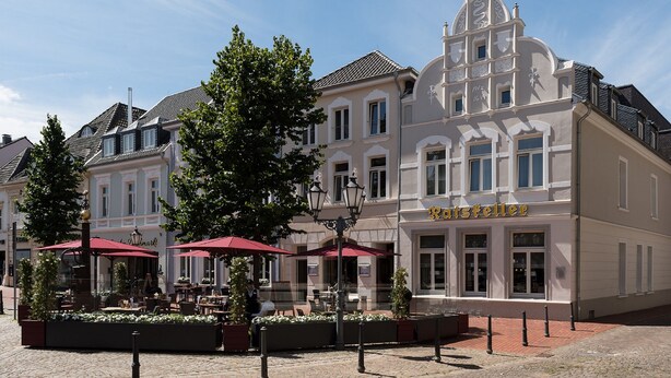 A historic building with a restaurant named "Ratsfeller" on the ground floor.