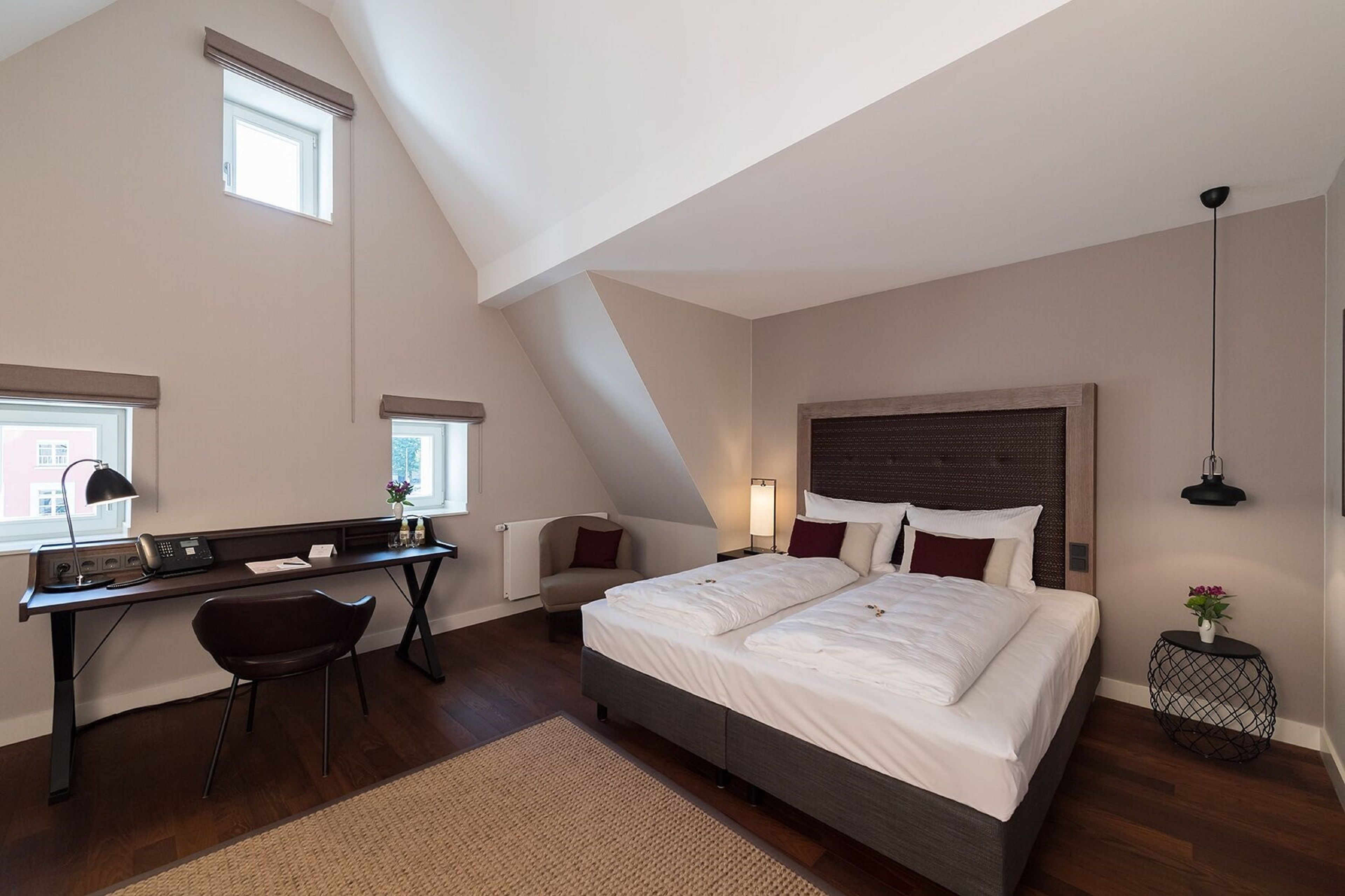 Habitación doble Deluxe, con acceso para personas discapacitadas | Ropa de cama de alta calidad, escritorio y cortinas blackout 