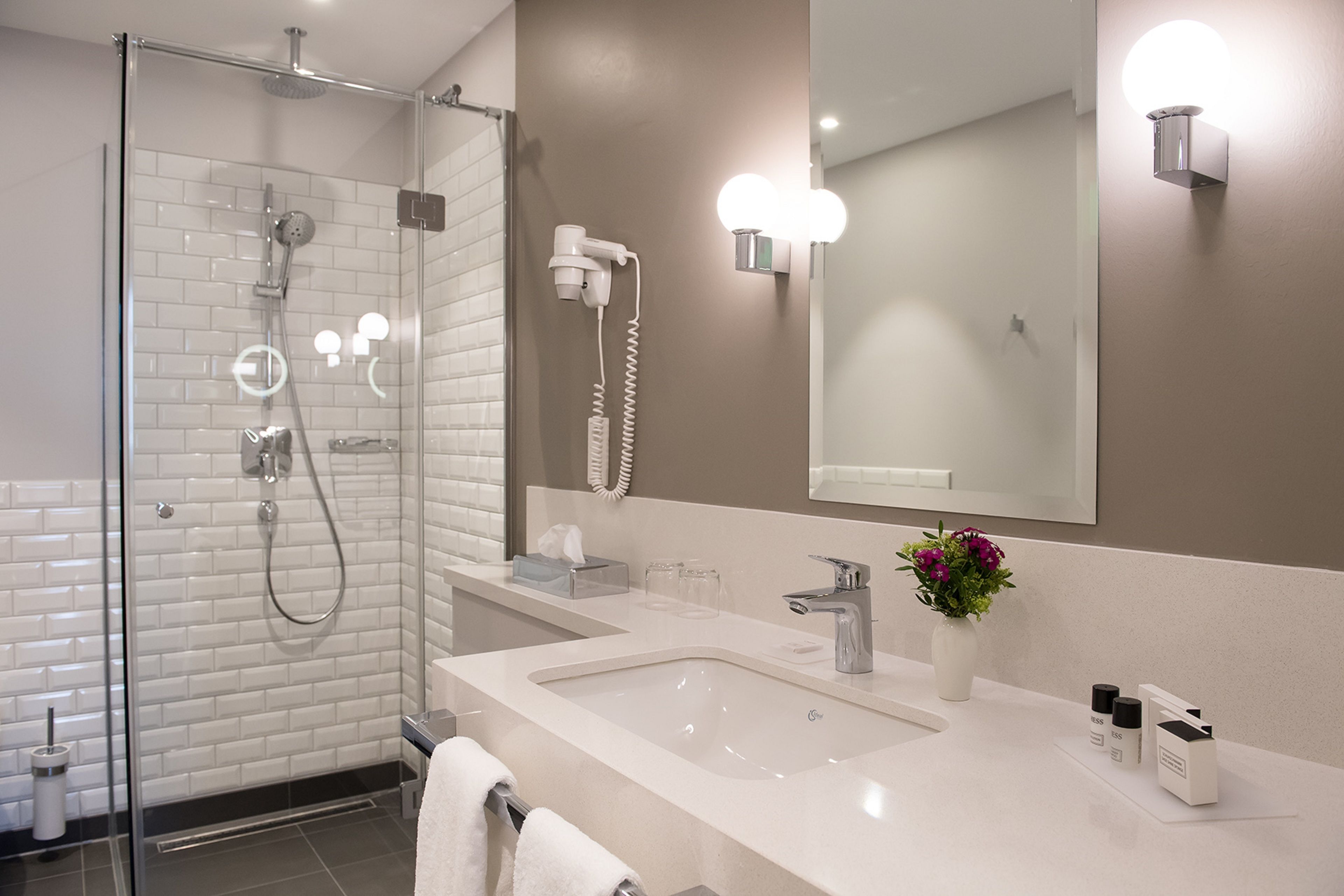 classic double room, accessible | bathroom | rainfall showerhead, free toiletries, hair dryer, towels