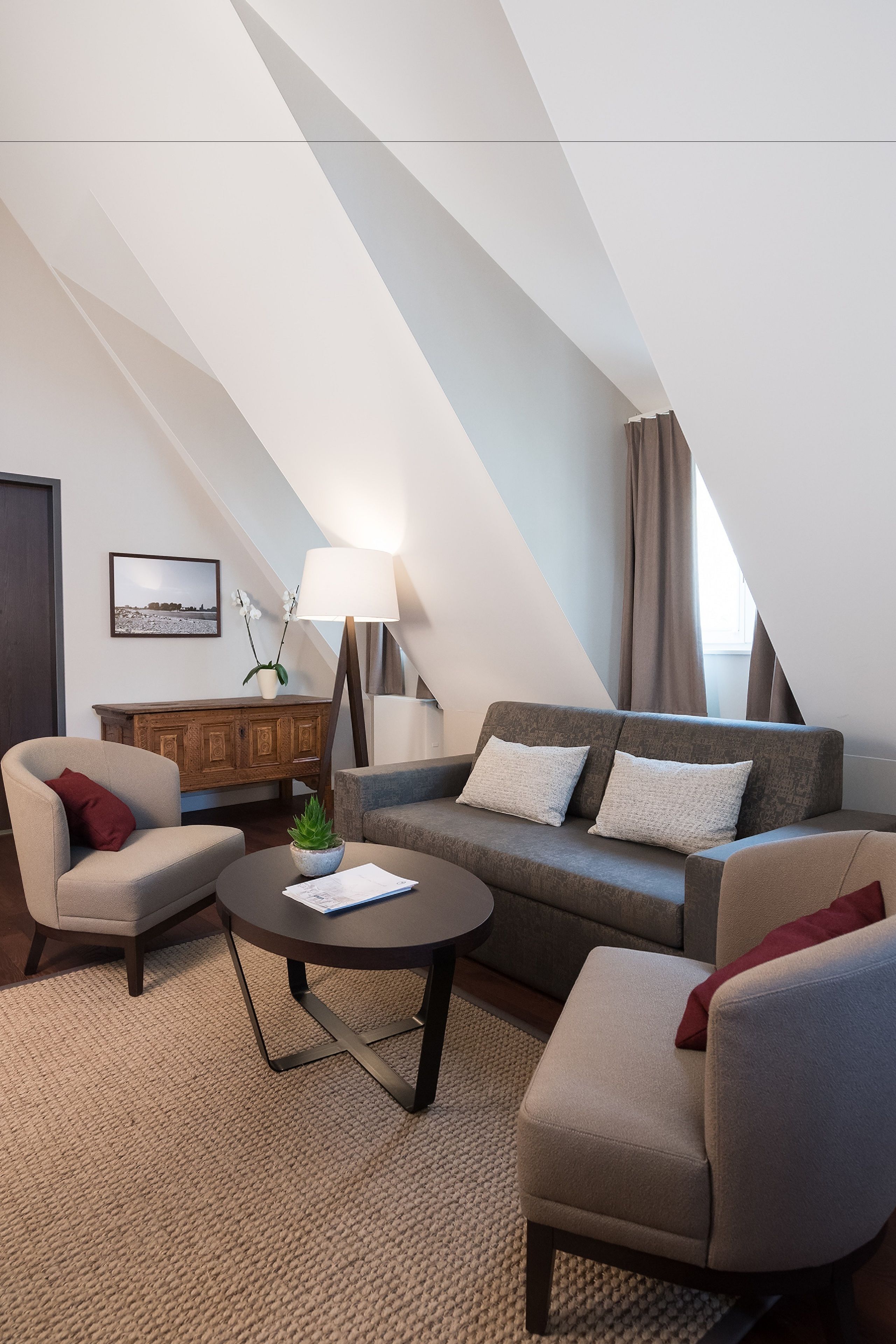 deluxe double room, accessible | living room | flat-screen tv