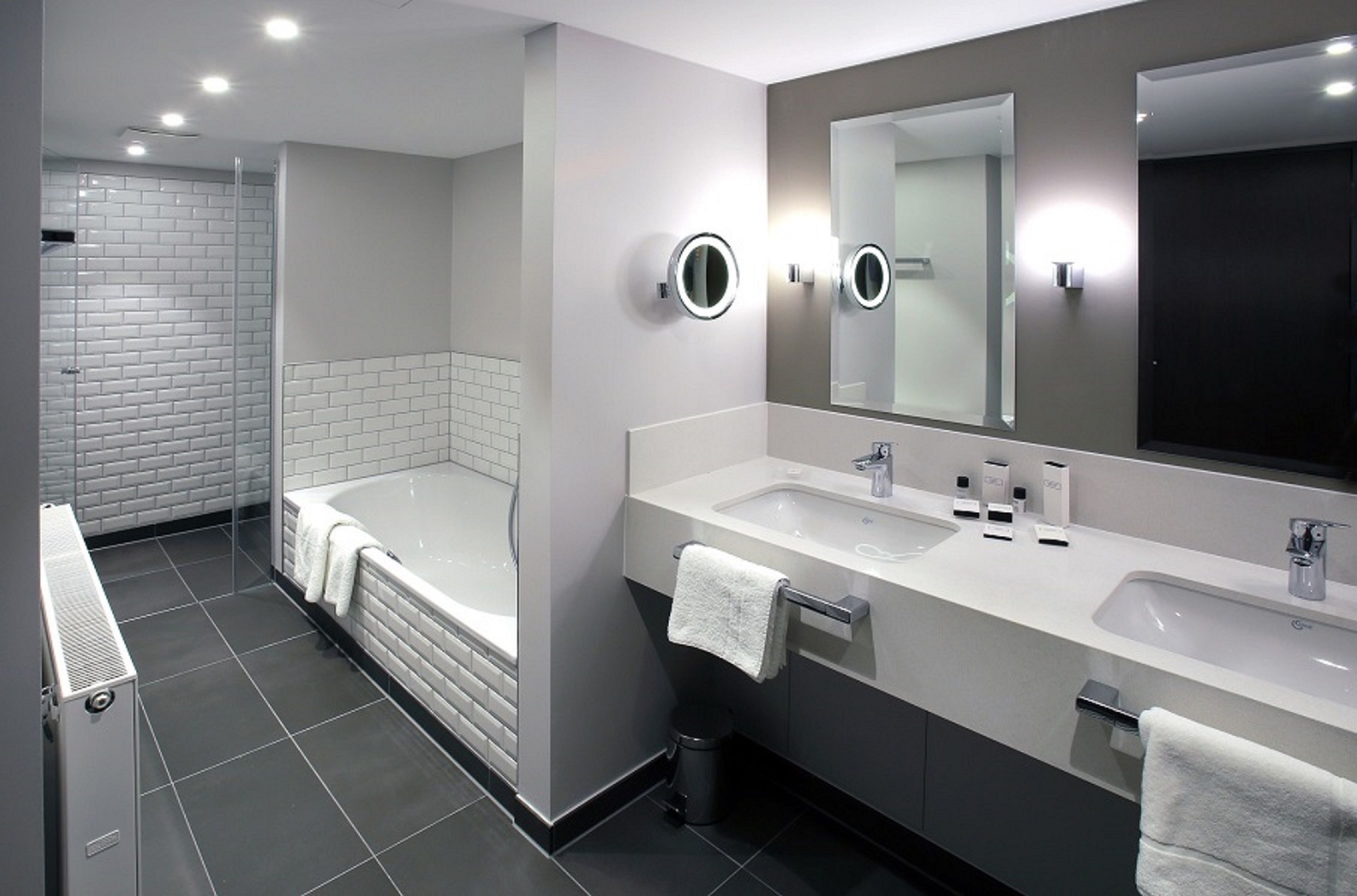 rainfall showerhead, free toiletries, hair dryer, towels