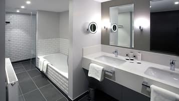 Regendusche, kostenlose Toilettenartikel, Haartrockner, Handtücher