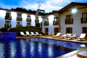Outdoor pool, sun loungers - La Huerta Hotel (Calima)