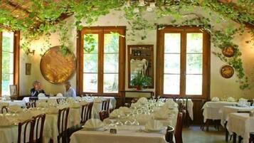 Petit déjeuner et déjeuner servis sur place, spécialités Cuisine locale