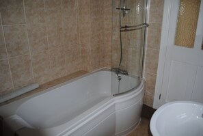 Standard Double Room, Bathtub | Bathroom