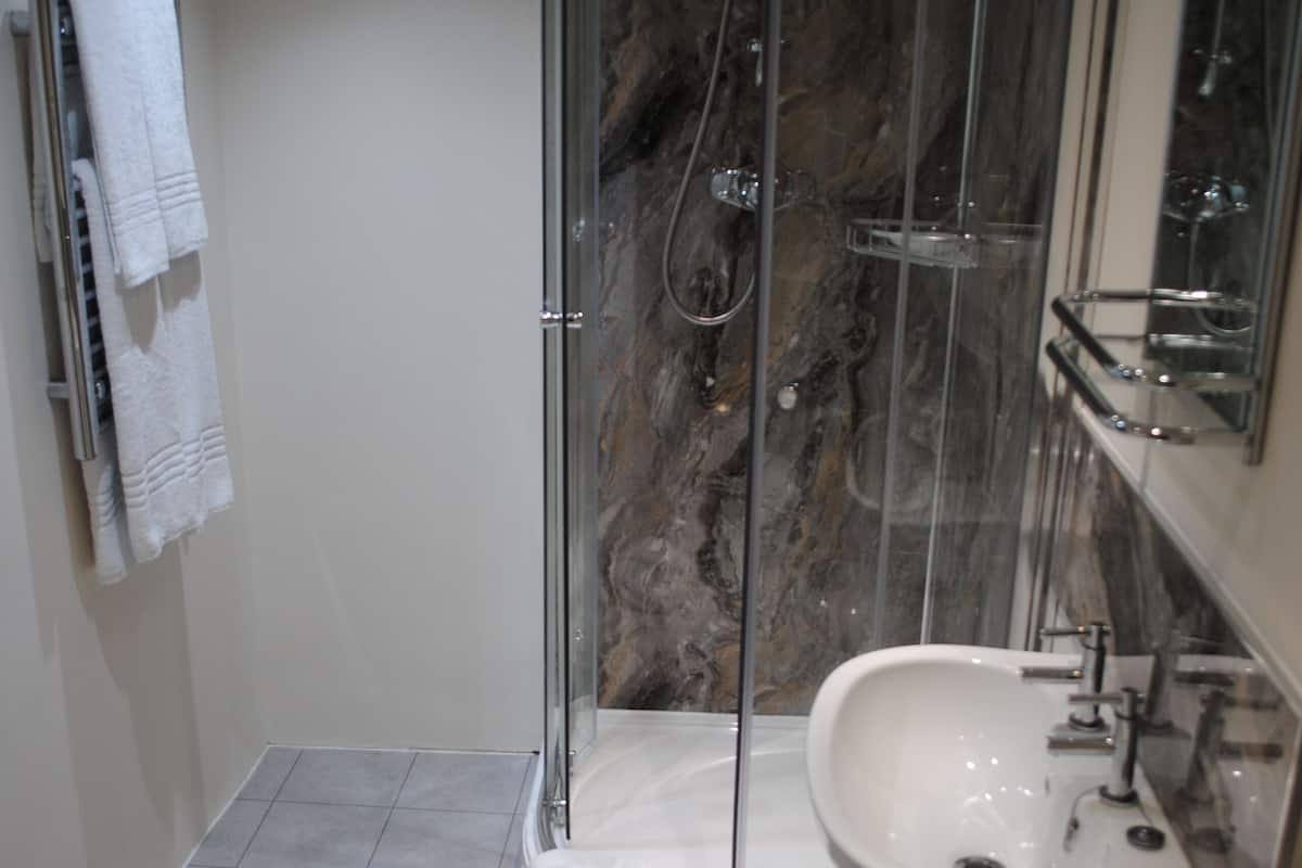Standard Double or Twin Room | Bathroom | Free toiletries, hair dryer, towels