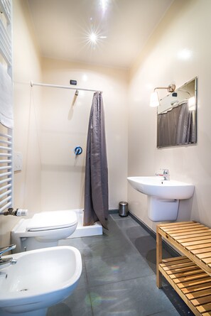 Shower, bidet, towels