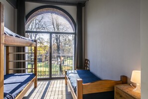 Habitación con 2 camas individuales, baño compartido | Wifi gratis y ropa de cama