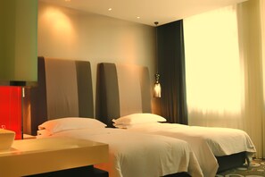 In-room safe, blackout curtains, soundproofing, iron/ironing board - Jinjiang Metropolo Hotel Classiq Shanghai Off Bund (Shanghai)