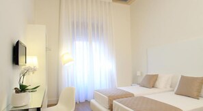 Hochwertige Bettwaren, Minibar, Zimmersafe, Schreibtisch