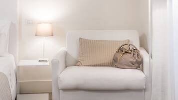 Suite, balcon | Literie de qualité supérieure, minibar, coffres-forts dans les chambres