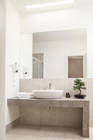 Luxury-Doppelzimmer zur Einzelnutzung, Balkon | Badezimmer | Dusche, kostenlose Toilettenartikel, Haartrockner, Bidet