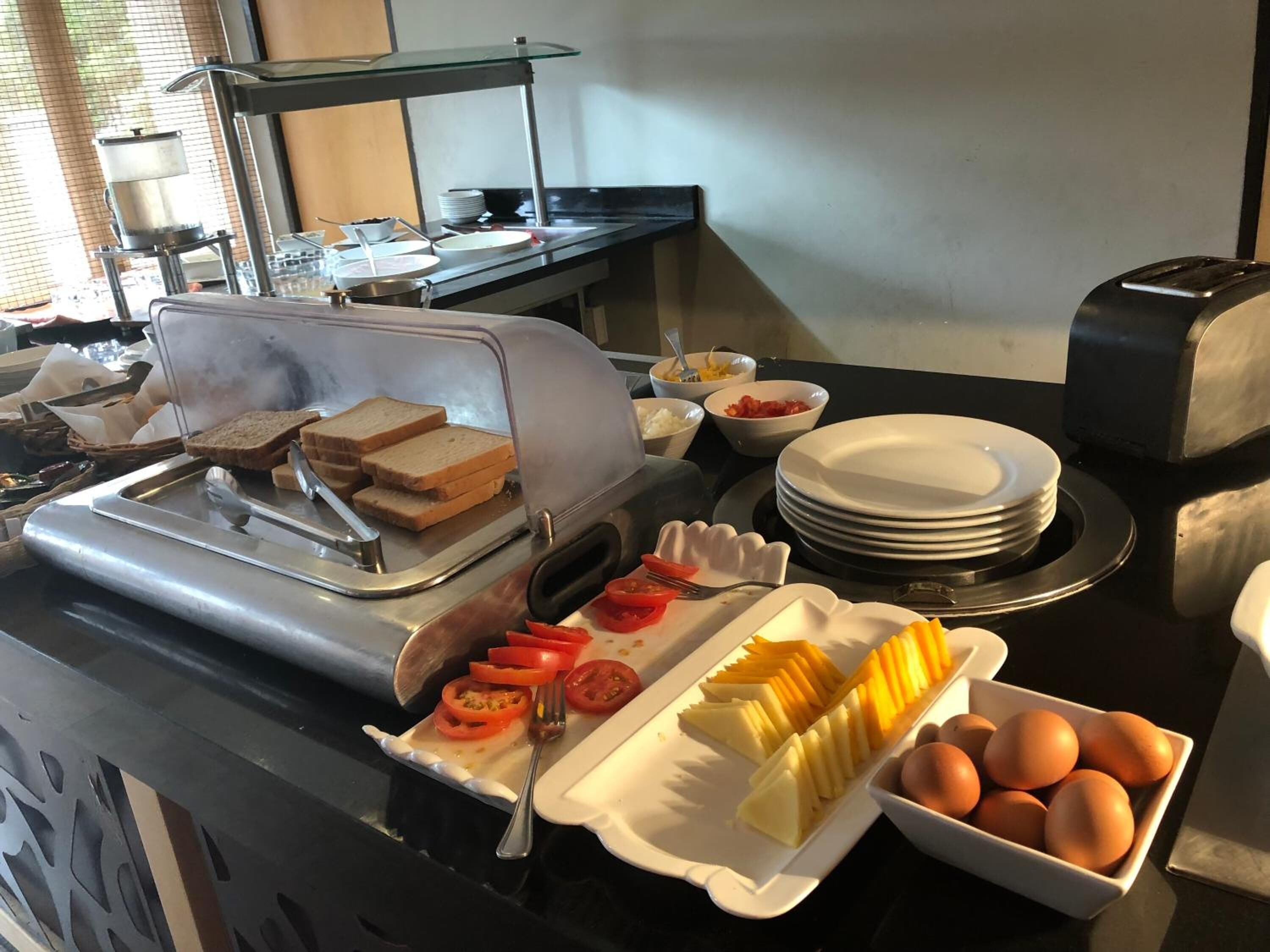 breakfast, lunch, dinner served; international cuisine