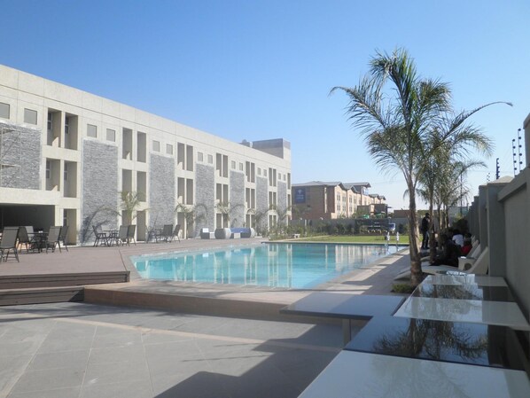 Una piscina al aire libre