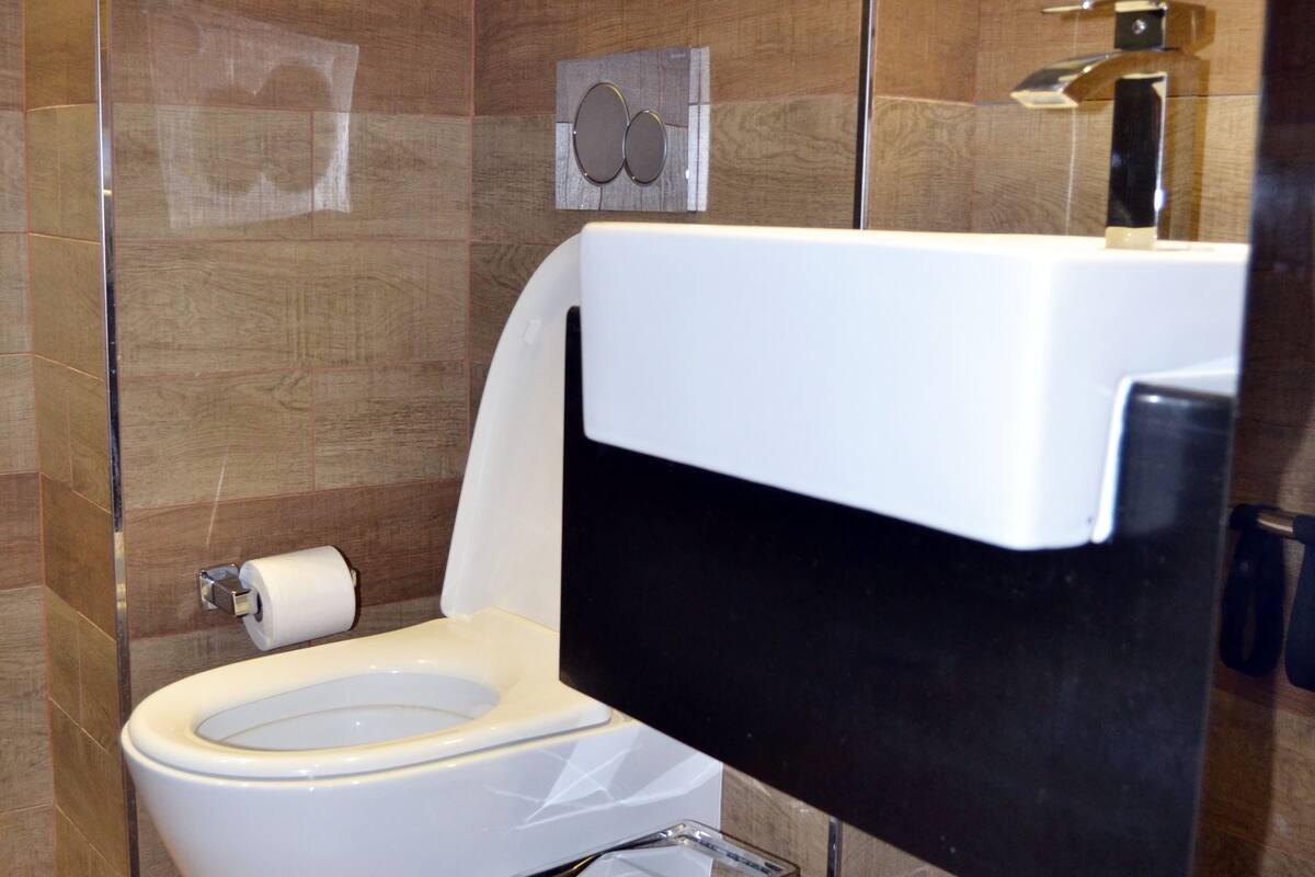 shower, free toiletries, towels, soap