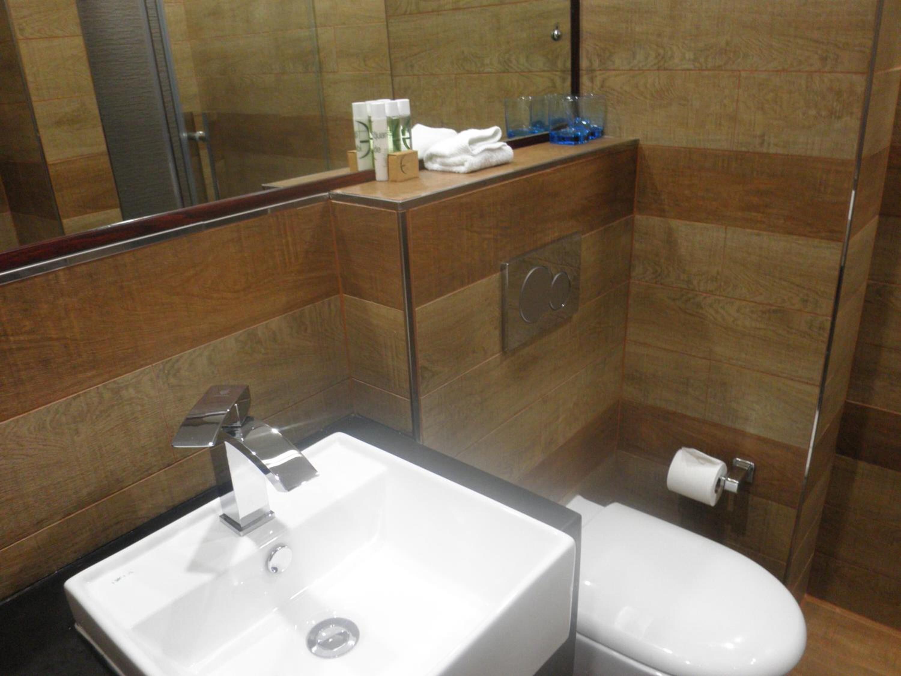 shower, free toiletries, towels, soap