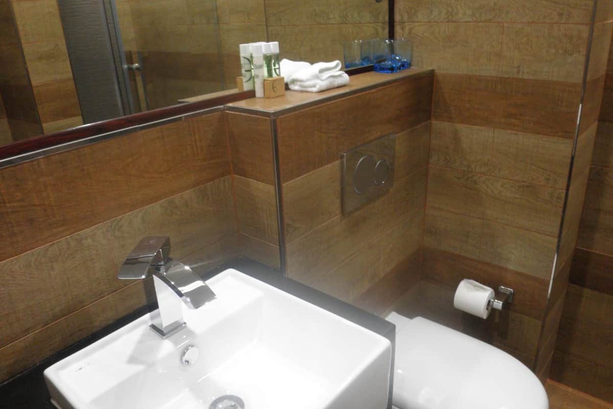 shower, free toiletries, towels, soap