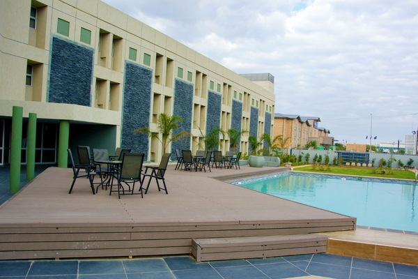 Una piscina al aire libre