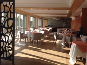 Se sirven desayunos, almuerzos y cenas; cocina internacional