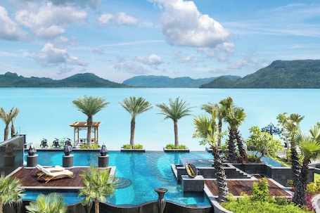 Piscina externa, funciona das 7h Ć s 19h, barracas de cortesia