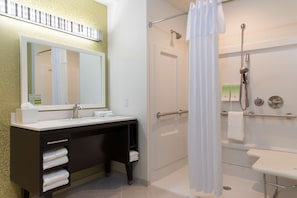 Studio, 1 giường cỡ queen và sofa giường, phù hợp cho người khuyết tật (Roll-in Shower) | Buồng tắm vòi sen