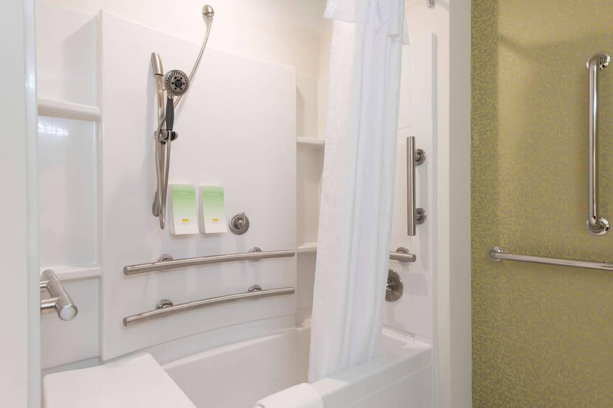 studio, 1 queen bed with sofa bed, accessible, bathtub | bathroom | free toiletries, hair dryer, towels