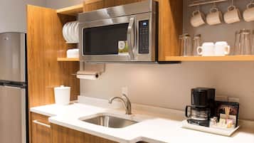 Refrigerador con congelador, microondas y lavavajillas