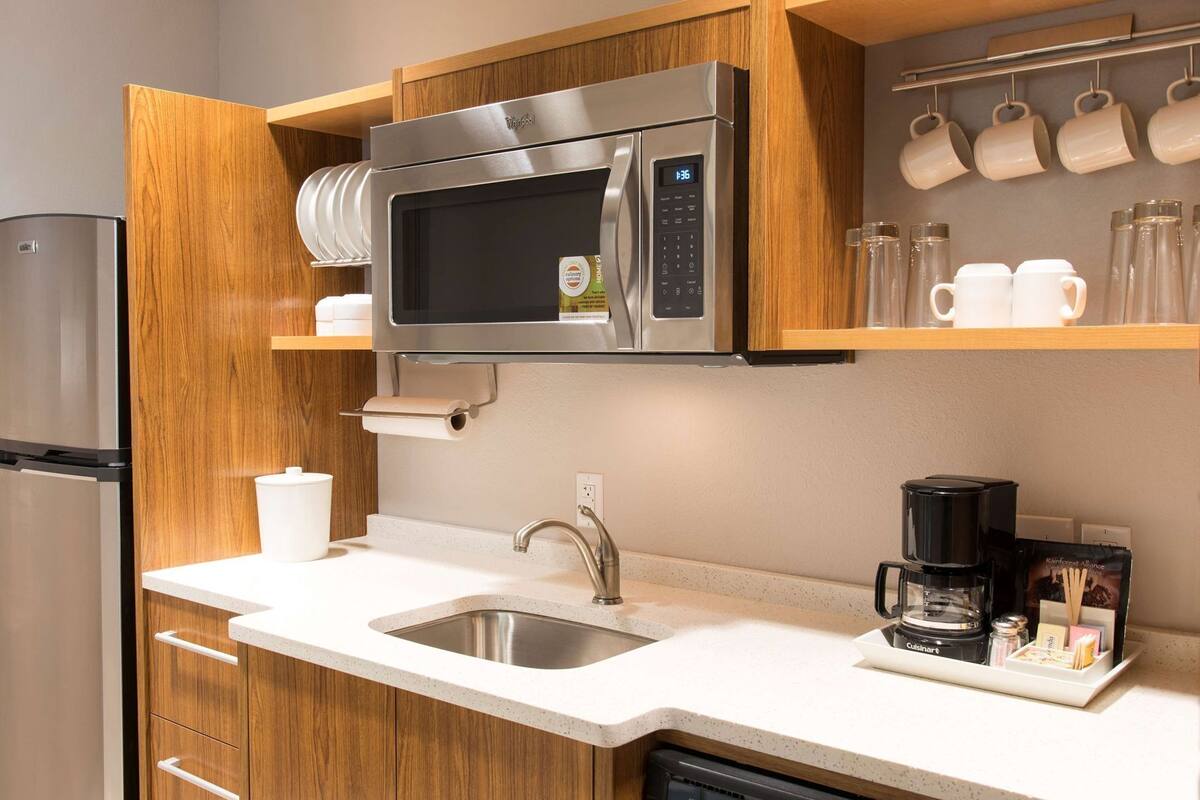 Private kitchen | Full-size fridge, microwave, dishwasher, coffee/tea maker