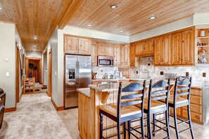 Kondominium Premium, 3 kamar tidur, Bebas Asap Rokok, pemandangan gunung | Dapur pribadi | Lemari es, microwave, kompor, dan mesin pencuci piring