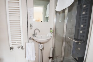 Double Room, Ensuite | Bathroom | Free toiletries, hair dryer, bathrobes, towels - The Maples (Southampton)