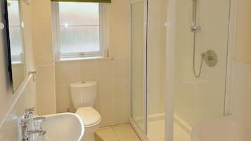 Casa de campo estándar, 3 habitaciones (1 four poster double + 2 twins) | Baño | Tina y regadera independientes, secadora de cabello, toallas