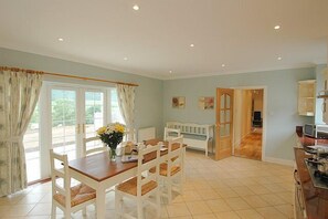 Standard House, 5 Bedrooms (3 king + 2 twin) | Private kitchen | Full-size fridge, microwave, coffee/tea maker, electric kettle - BCC Lochness Cottages (Inverness)