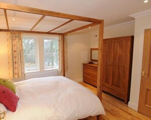 Individually decorated, individually furnished, iron/ironing board - BCC Lochness Cottages (Inverness)