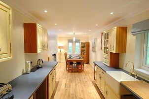 Refrigerador con freezer, microondas, cafetera/tetera